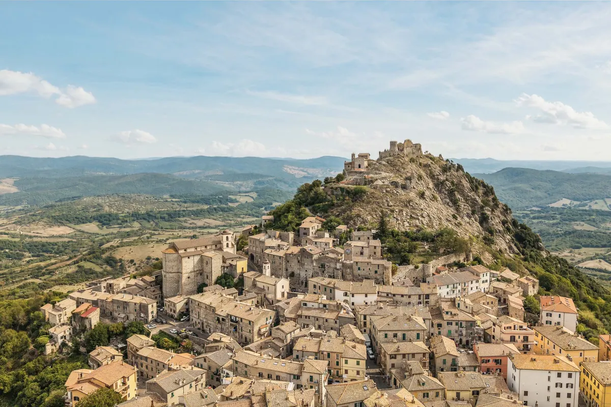 Tolfa dall'alto: il borgo medievale e la Rocca sul colle